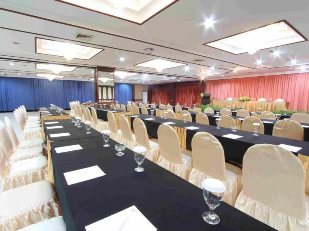 Regent'S Park Hotel Malang Zewnętrze zdjęcie