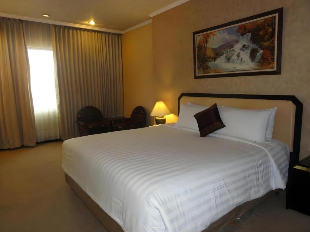 Regent'S Park Hotel Malang Zewnętrze zdjęcie