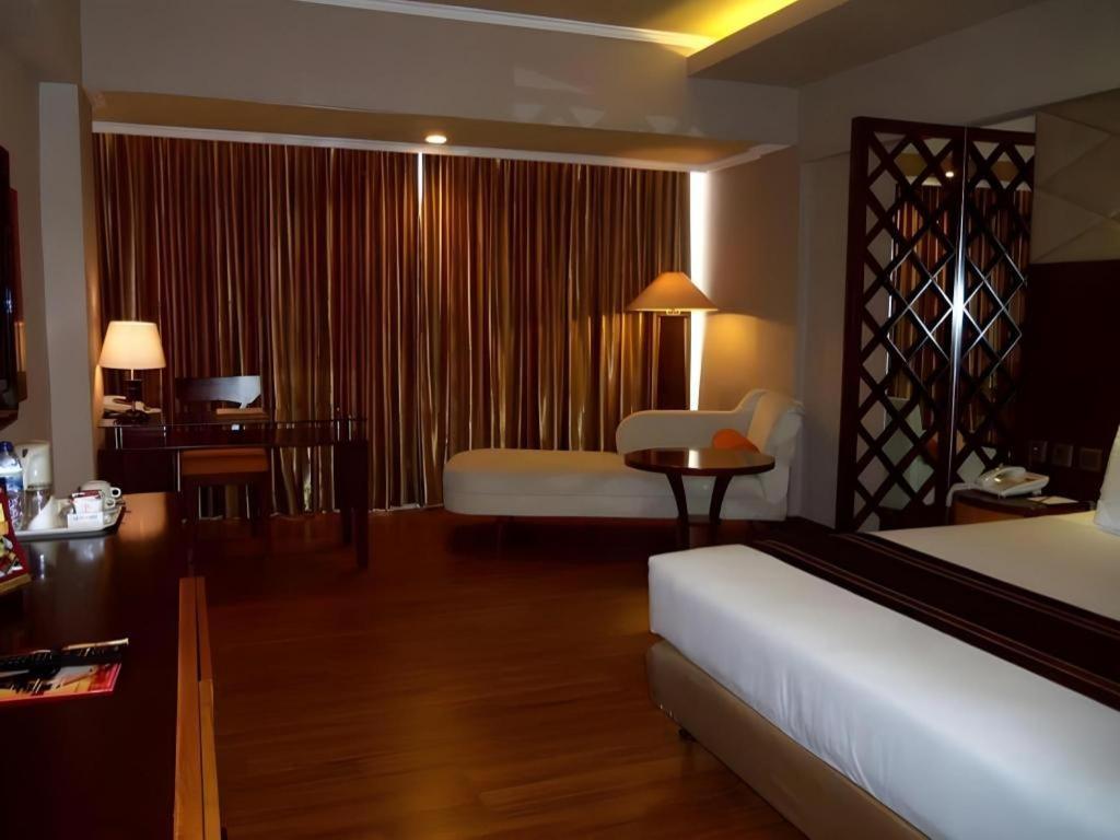 Regent'S Park Hotel Malang Zewnętrze zdjęcie