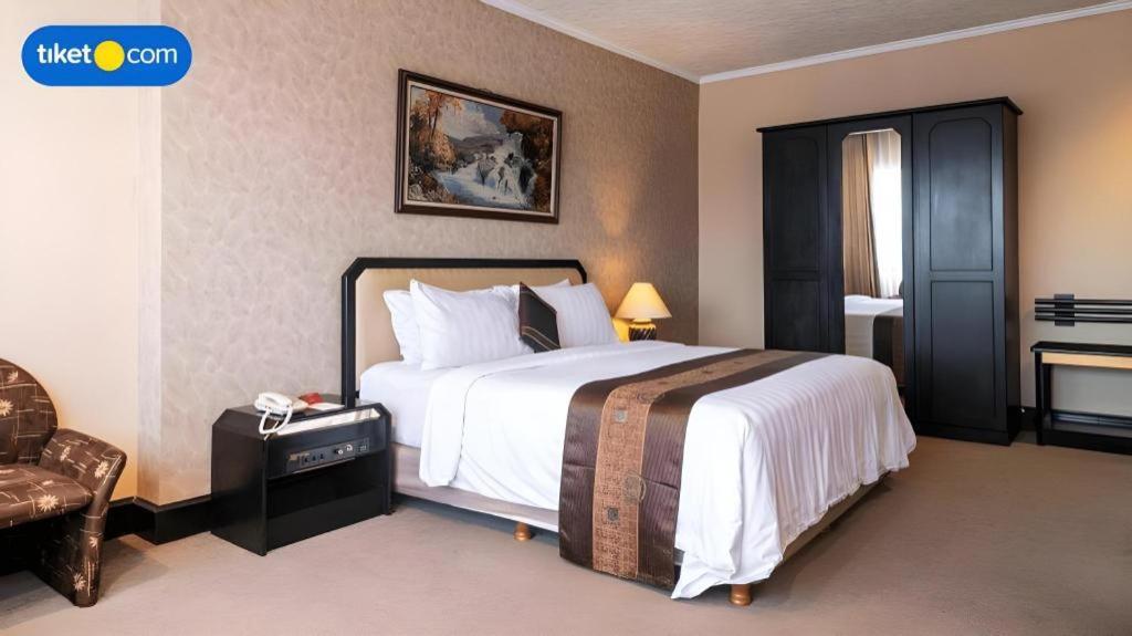 Regent'S Park Hotel Malang Zewnętrze zdjęcie