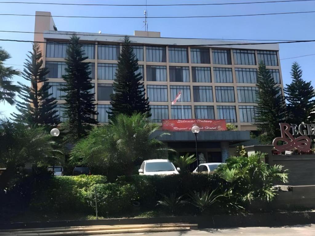 Regent'S Park Hotel Malang Zewnętrze zdjęcie