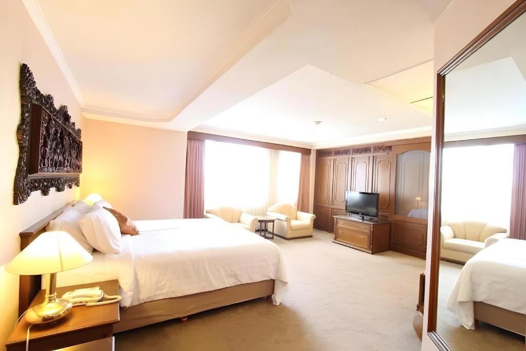 Regent'S Park Hotel Malang Zewnętrze zdjęcie
