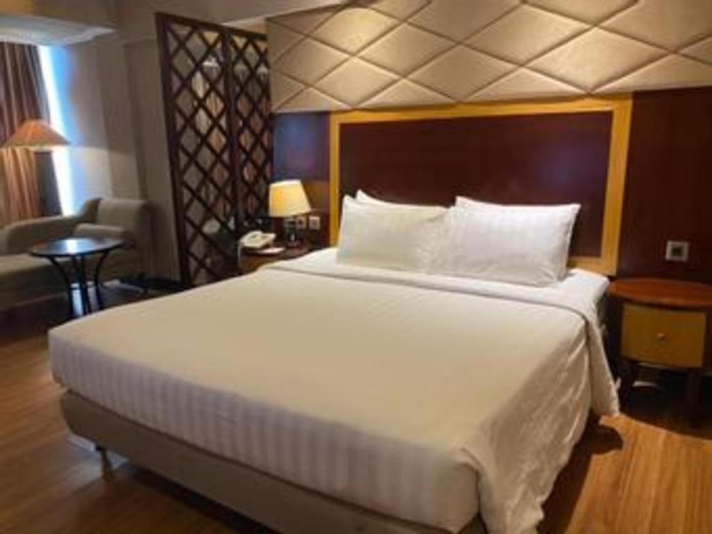 Regent'S Park Hotel Malang Zewnętrze zdjęcie