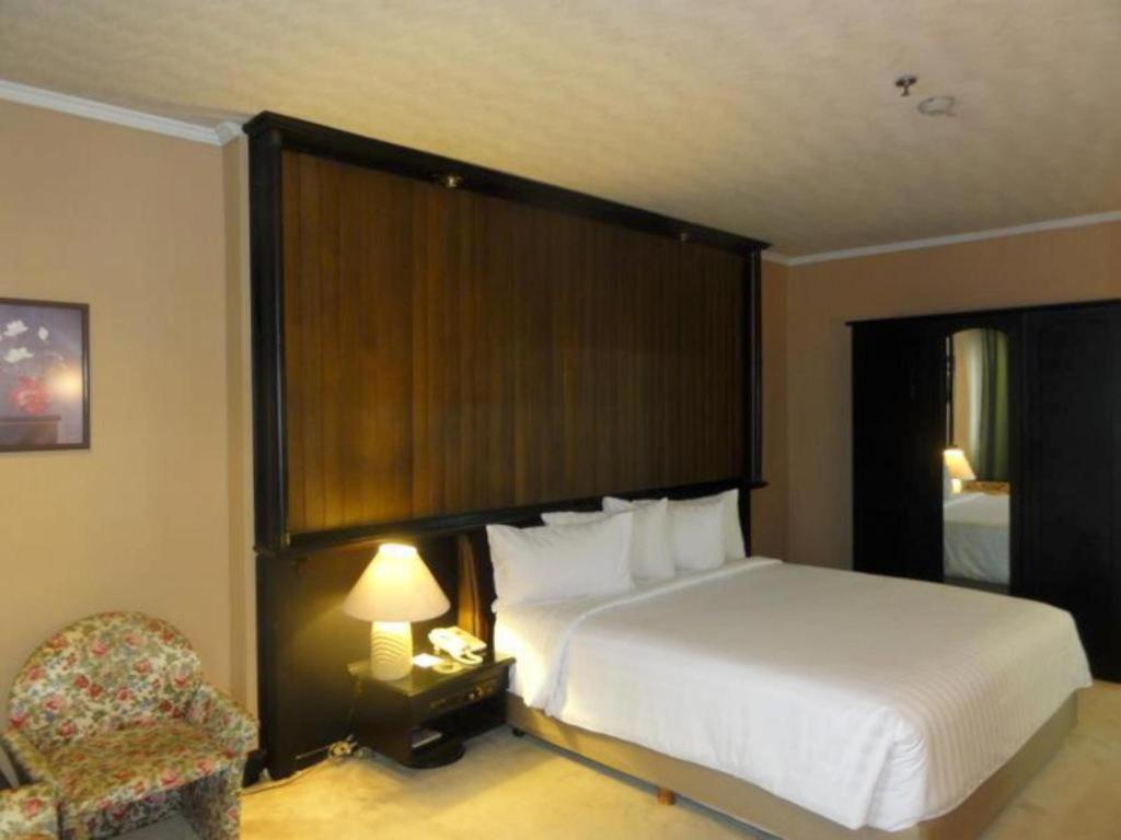 Regent'S Park Hotel Malang Zewnętrze zdjęcie