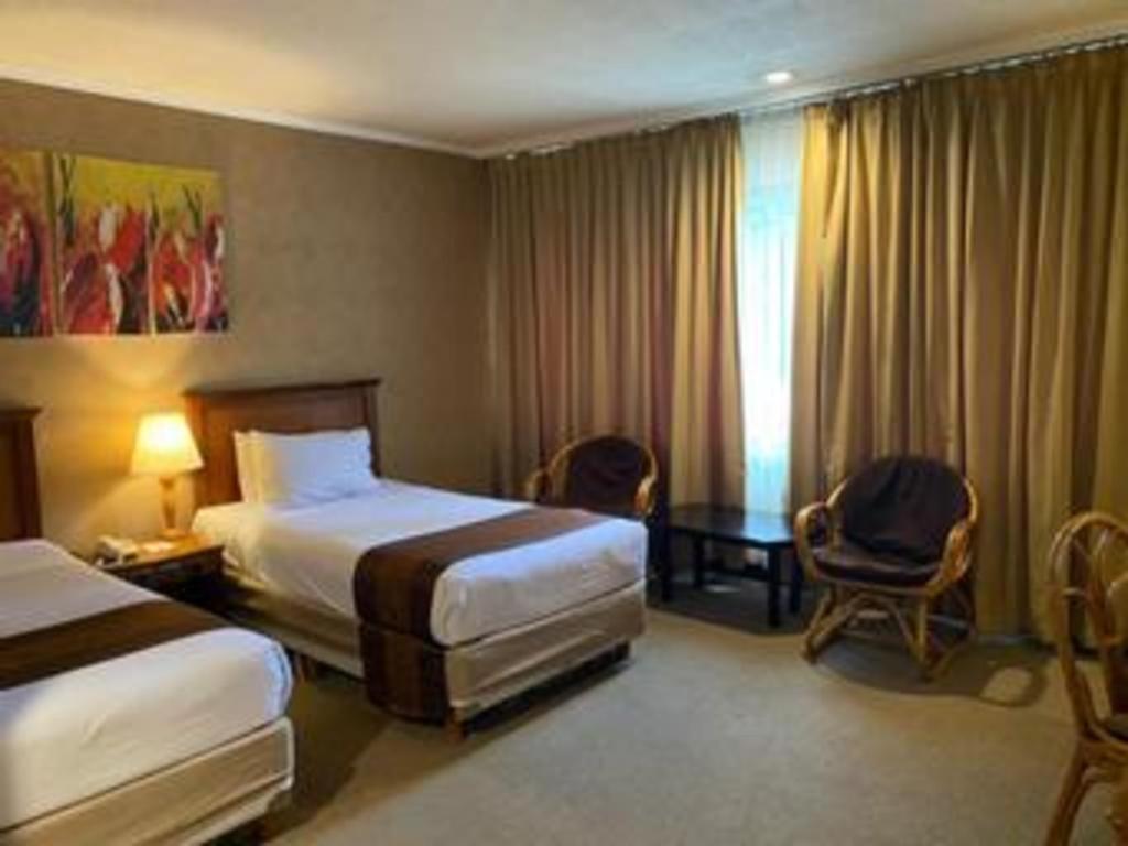 Regent'S Park Hotel Malang Zewnętrze zdjęcie