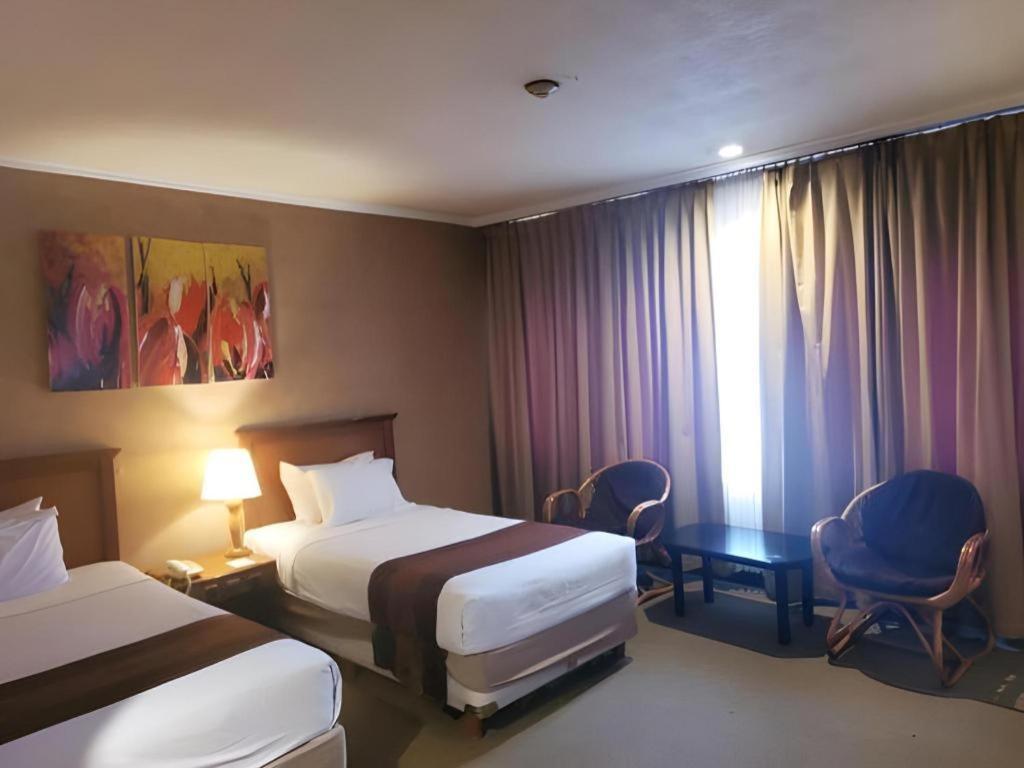 Regent'S Park Hotel Malang Zewnętrze zdjęcie