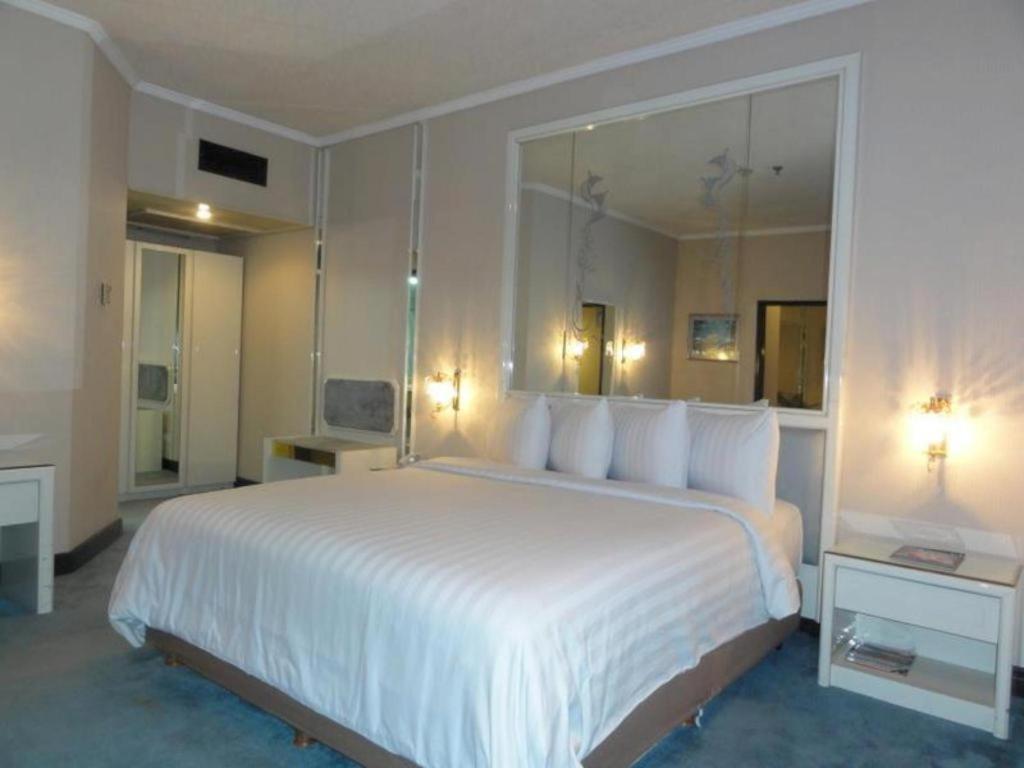 Regent'S Park Hotel Malang Zewnętrze zdjęcie