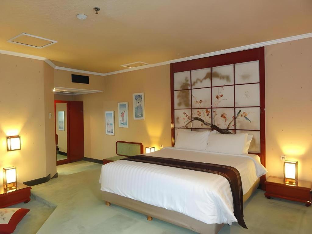 Regent'S Park Hotel Malang Zewnętrze zdjęcie